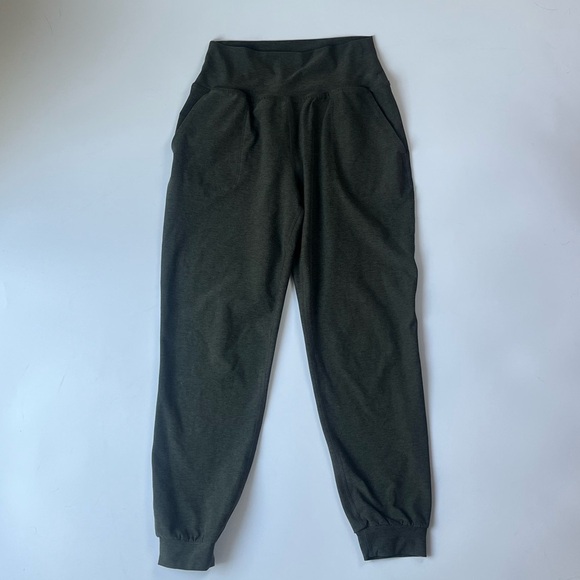 Beyond Yoga Spacedye Midi Jogger With Pockets In Green - Picture 8 of 9